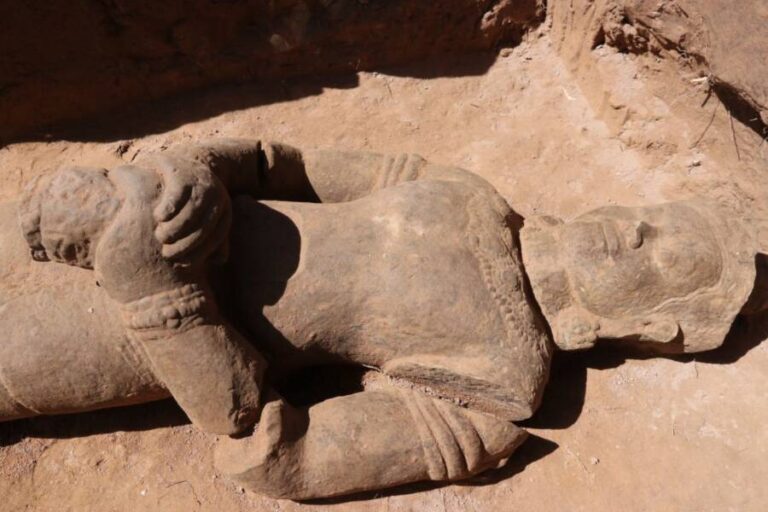 700-Year-Old Guardian Statue Discovered at Cambodia’s Angkor Wat: A Stunning Archaeological Find