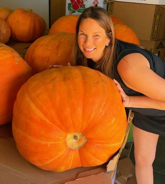 Texas Mom’s Viral Pumpkin Business Rakes in $1,000 for Halloween Displays: The Spooky Success Story Behind “Porch Pumpkins”